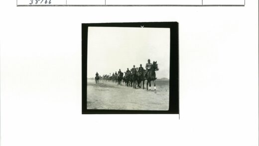 骑兵队行进在山丘土路上.jpg