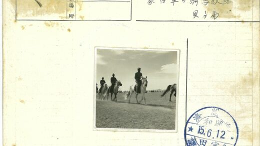 骑手驰骋草原远山晴空.jpg
