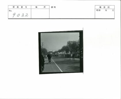 骑行者与游行队伍街景.jpg