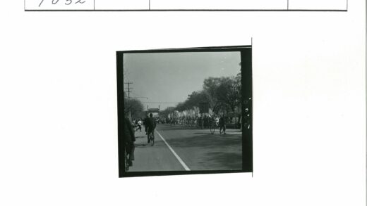 骑行者与游行队伍街景.jpg