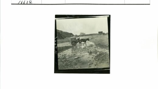 骑行者穿越溪流岩石地貌.jpg
