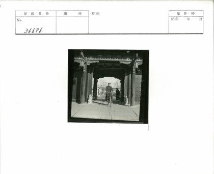 骑行者穿越雕花大门与狮子雕像.jpg
