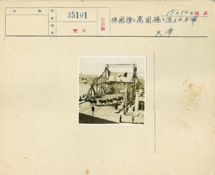 骑行者过金属桥城市风光.jpg