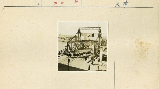 骑行者过金属桥城市风光.jpg