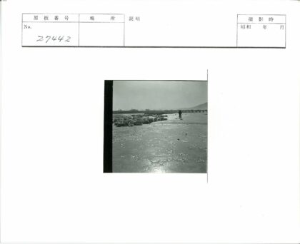 骑行者远眺群山与麻袋堆.jpg