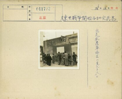 骑行者阅读墙报慢行标志下.jpg