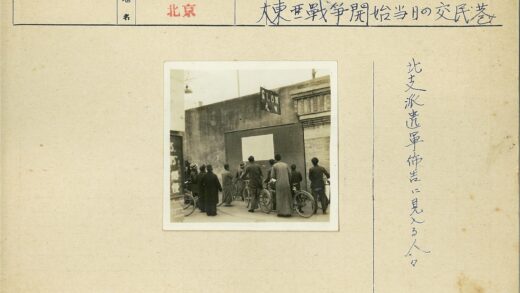 骑行者阅读墙报慢行标志下.jpg