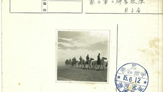 骑马队伍穿越平原.jpg