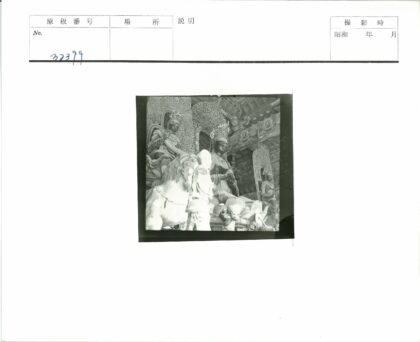 骑马雕像与华丽头饰室内展示.jpg