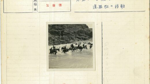 骑马驴穿越浅河岩石山.jpg