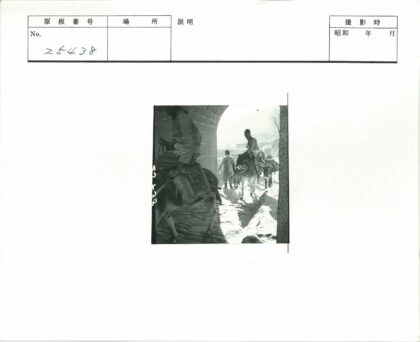 骑驴穿行山间石拱路.jpg