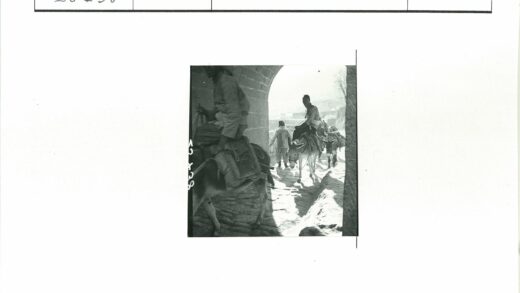 骑驴穿行山间石拱路.jpg