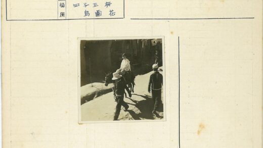 骑驴行人与路边店面.jpg