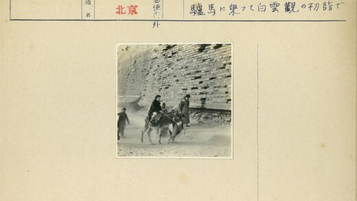 骑驴行人经过砖墙土路.jpg