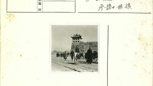 骑驴行人途经传统建筑.jpg
