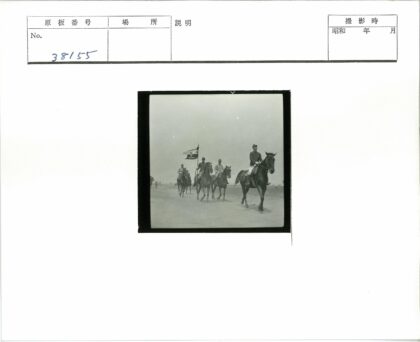 骠骑兵骑马举旗军装照.jpg