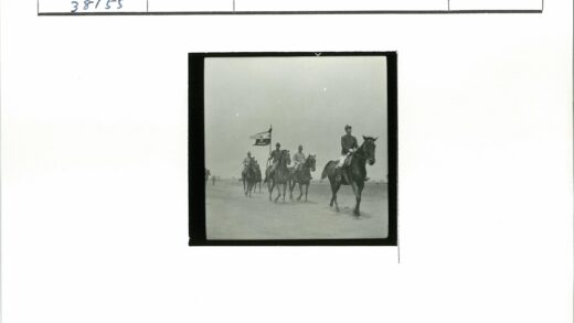 骠骑兵骑马举旗军装照.jpg