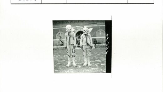 骷髅面具戏服人寺庙门前.jpg