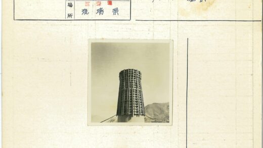 高塔脚手架与山景特写.jpg