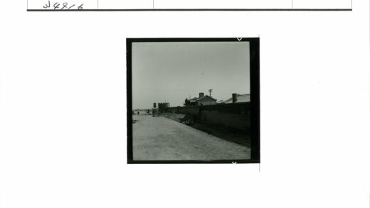 高墙土路通向远处建筑.jpg