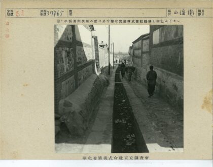 高墙小巷牵驴行人.jpg