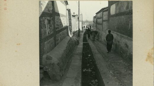 高墙小巷牵驴行人.jpg