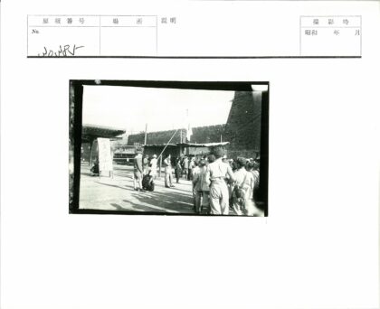 高墙市场与阴影建筑.jpg