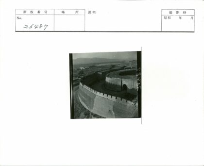 高墙拱门田野远山景观.jpg
