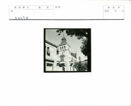高层建筑拱窗装饰与电力线交错景观.jpg