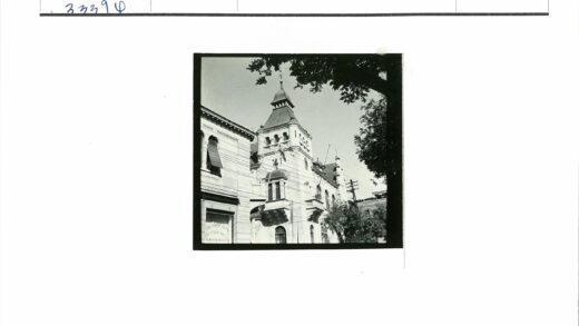 高层建筑拱窗装饰与电力线交错景观.jpg
