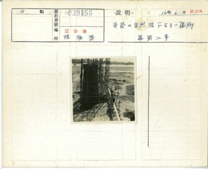 高层建筑施工现场与木制脚手架.jpg