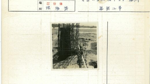 高层建筑施工现场与木制脚手架.jpg