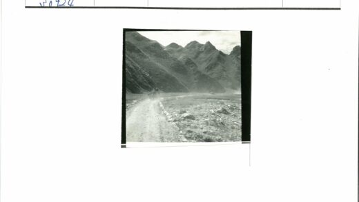 高山谷地尘土飞扬的汽车.jpg