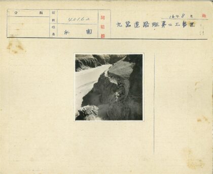 高架土路行人动物与河床悬崖.jpg