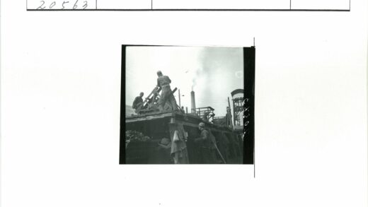 高架平台工人工业建筑烟囱.jpg