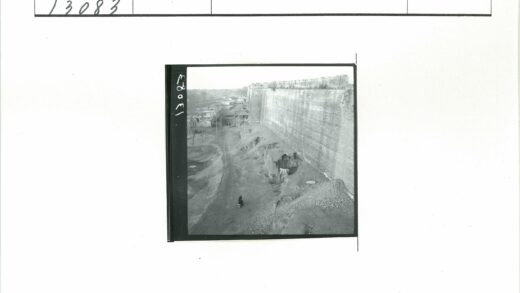 高架旁砖墙土路与行人.jpg