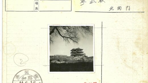 高架木楼与石墙景观.jpg
