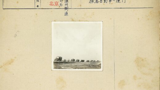 高架道路上的公共汽车与自然风光.jpg