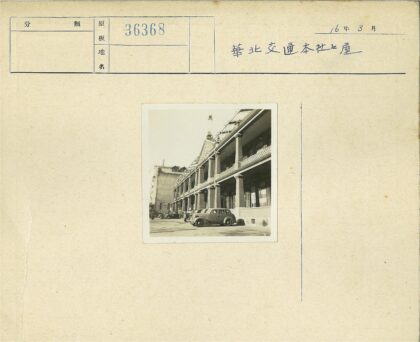 高柱支撑多层建筑前停车.jpg