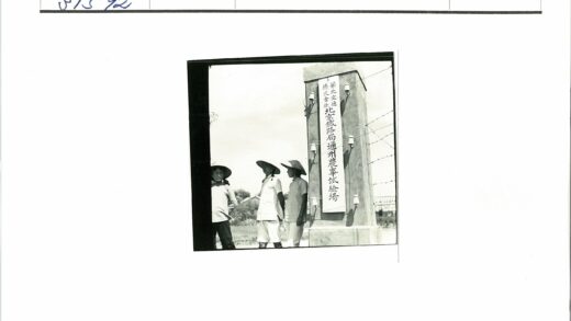 高柱旁戴帽三人合影.jpg