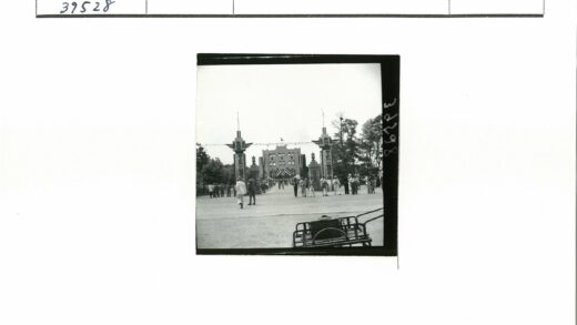 高柱旗帜建筑外景.jpg