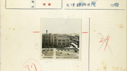 高烟囱建筑与花园城市景观.jpg