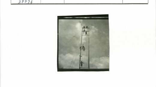 高空电线塔上的工人作业.jpg