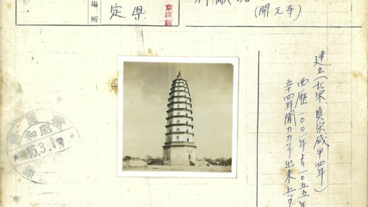 高耸多层宝塔中文碑文景观.jpg