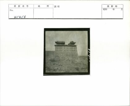 高耸多层建筑与荒原景观.jpg