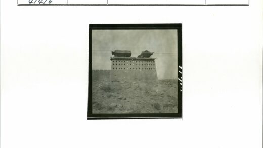 高耸多层建筑与荒原景观.jpg