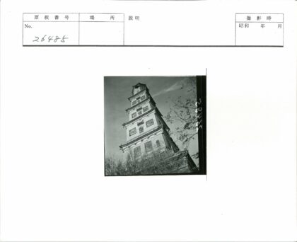 高耸宝塔穿透冬日晴空.jpg