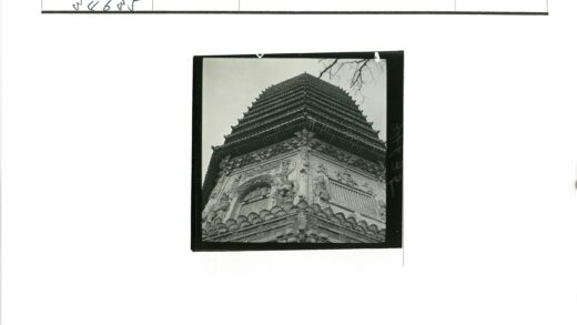 高耸宝塔雕刻细节特写.jpg