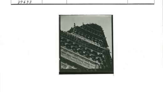高耸建筑细节特写晴空仰拍.jpg