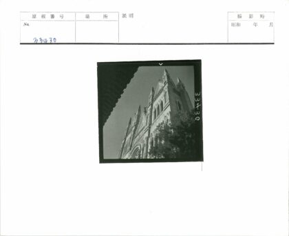 高耸教堂与树影建筑细节.jpg